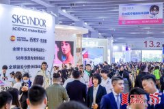 <strong>料供应商展现了各类新鲜、环保的包拆设</strong>